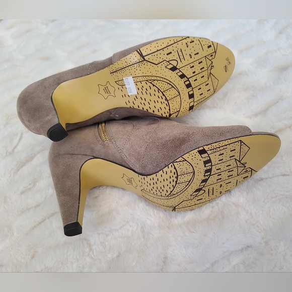 NIB New Bella Vita Faux Suede Gold Zip Peep Toe Booties Heels Shoes Size 10 10W - Picture 5 of 5